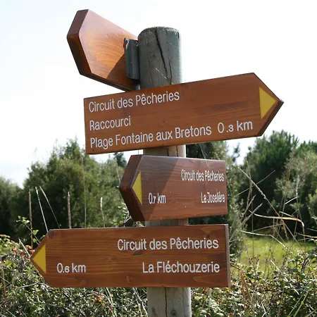 ホテル Eco-domaine La Fontaine - Hotel-spa - 300 M De La Fontaine Aux Bretons 4*