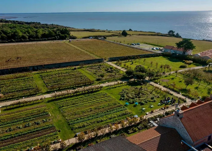 Eco-Domaine La Fontaine - Hotel-Spa - 300 M Plage De La Fontaine Aux Bretons Hotel