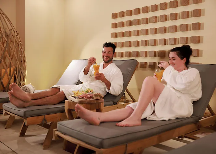 Eco-domaine La Fontaine - Hotel-spa - 300 M De La Fontaine Aux Bretons Hotel 4*